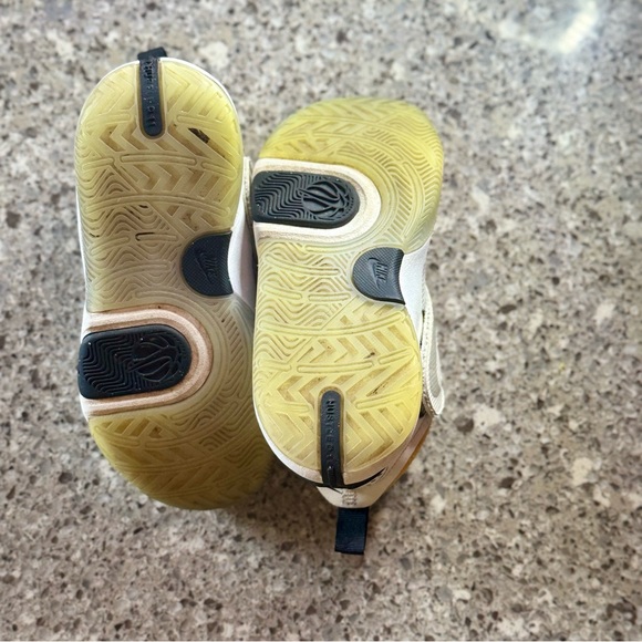 Nike l Team Hustle Doodles l Basketball Shoes l Size: 12.5 C - Picture 5 of 11